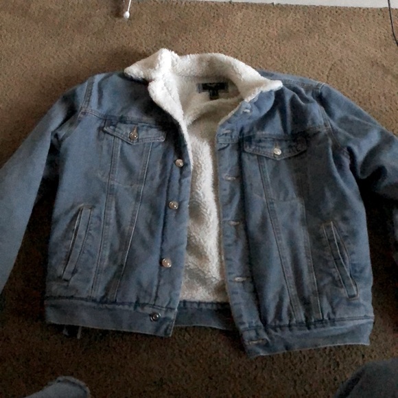 This jacket I have and never wear and I just want to get some clothes away - Picture 1 of 2